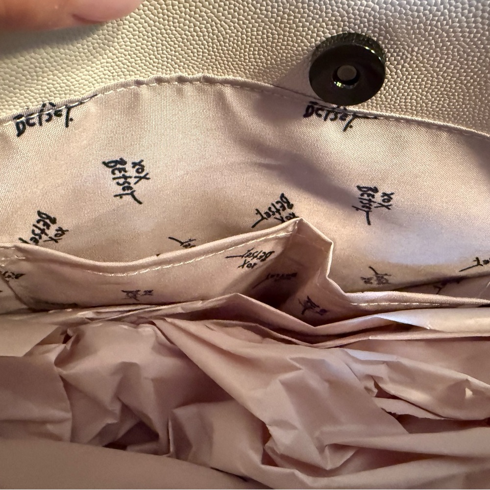 Betsey Johnson NWT Cream XOX Tote Shoulder Bag With Removable Heart Pouch (P105) - Picture 6 of 10